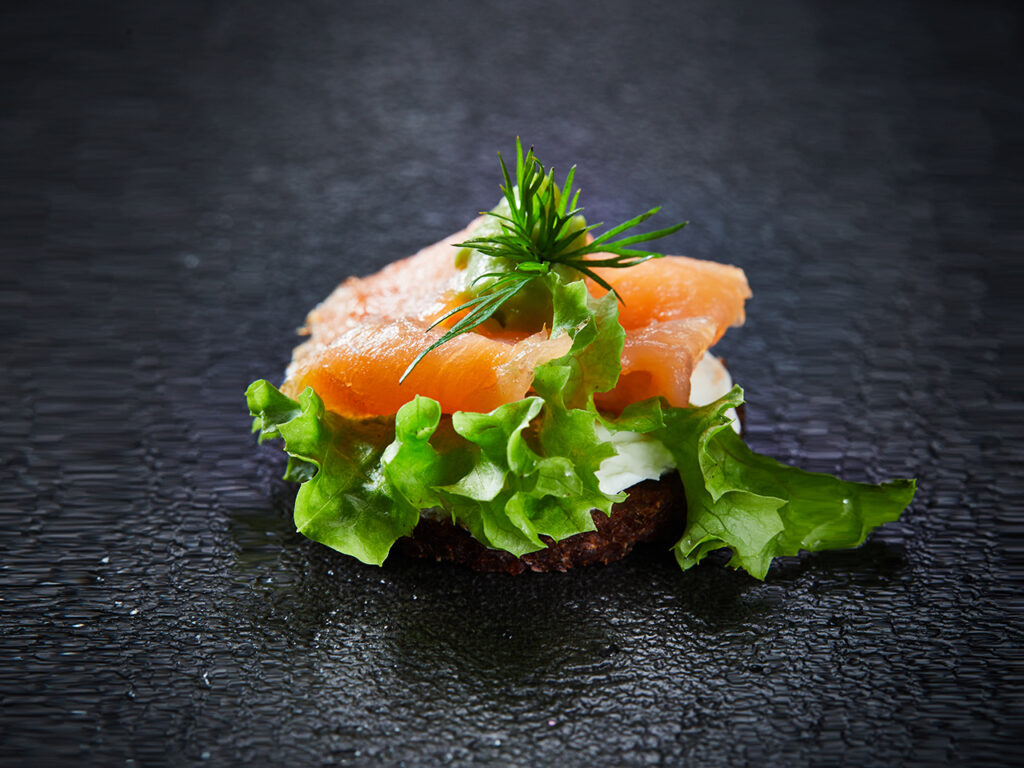 Canapés mit Pumpernickel - Lachs 10er
