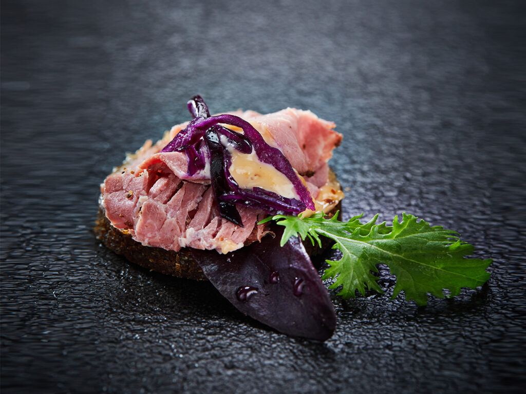 Canapés mit Pumpernickel - Pastrami 10er