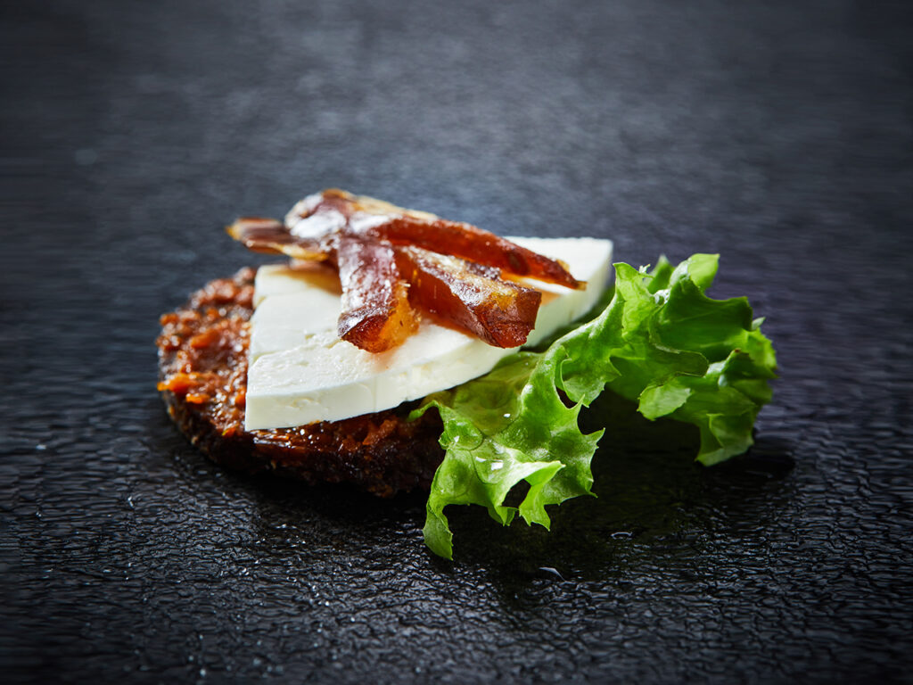 Canapés mit Pumpernickel - Schafskäse 10er