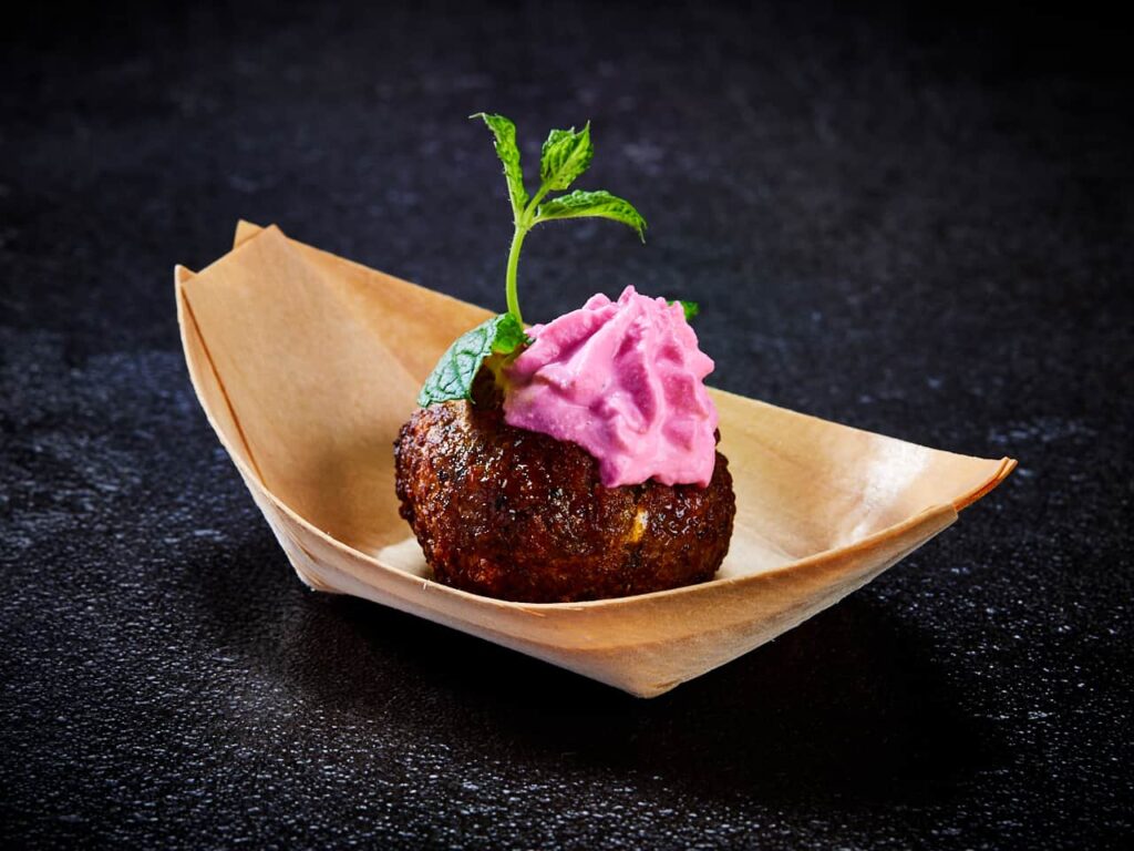 Falafel gefüllt mit rote Beete Ziegenkäse