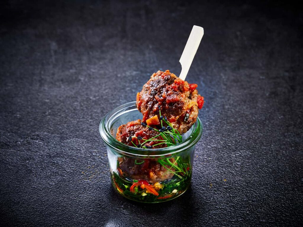 Appetizer spanischer Hackspieß mit Chimichurri-Soße