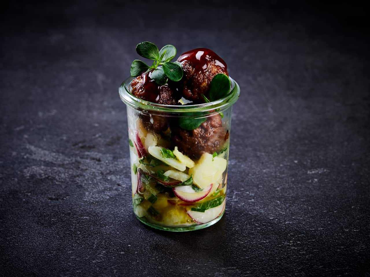 Homestyle Kartoffelsalat mit knackigen veganen Hackbällchen im Glas