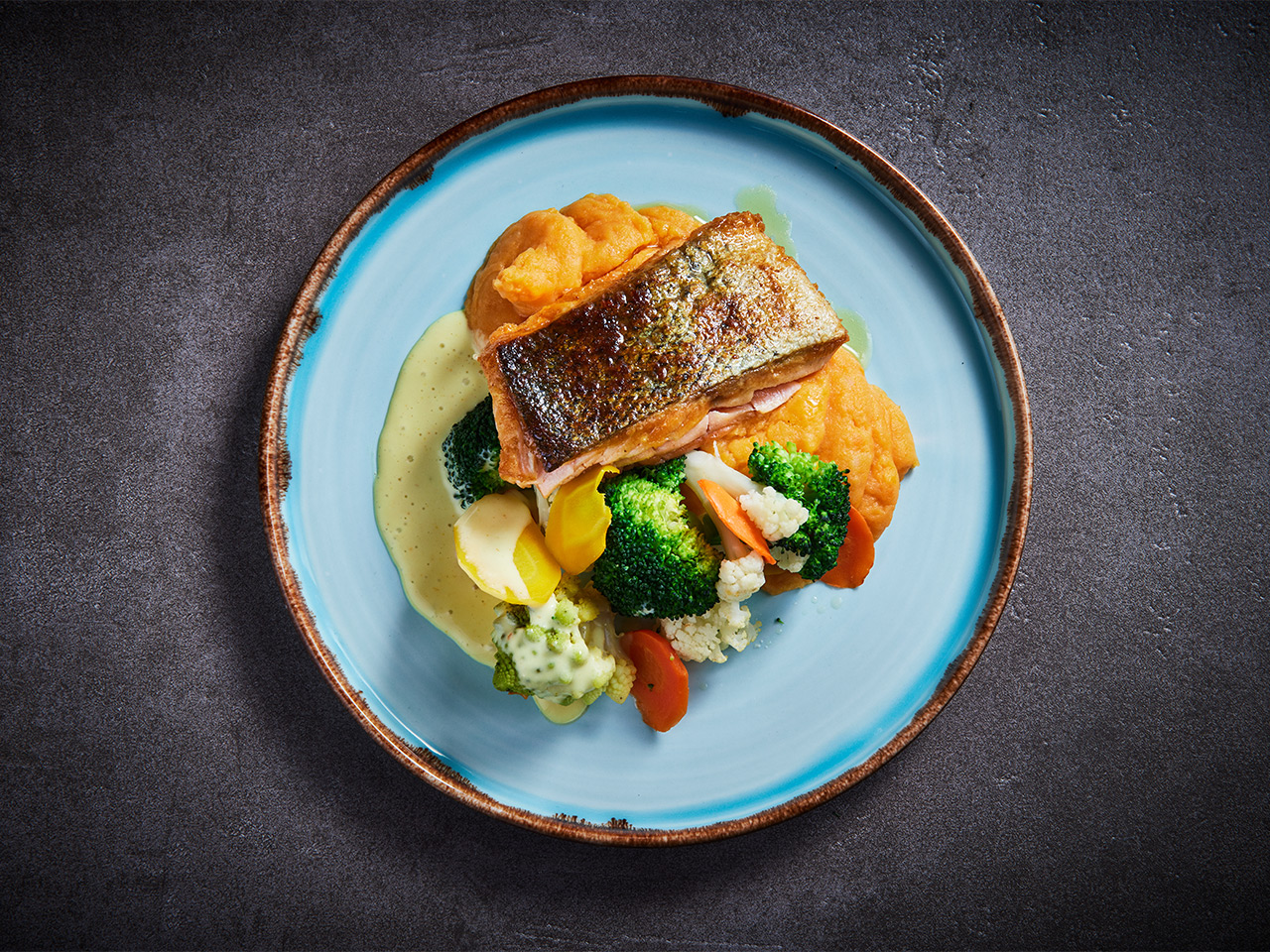 Lachsfilet mit Süßkartoffel-Kartoffelstampf und Kaisergemüse