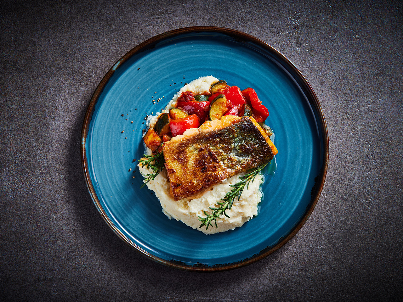 Lachsfilet mit Ratatouille Gemüse und Selleriepüree