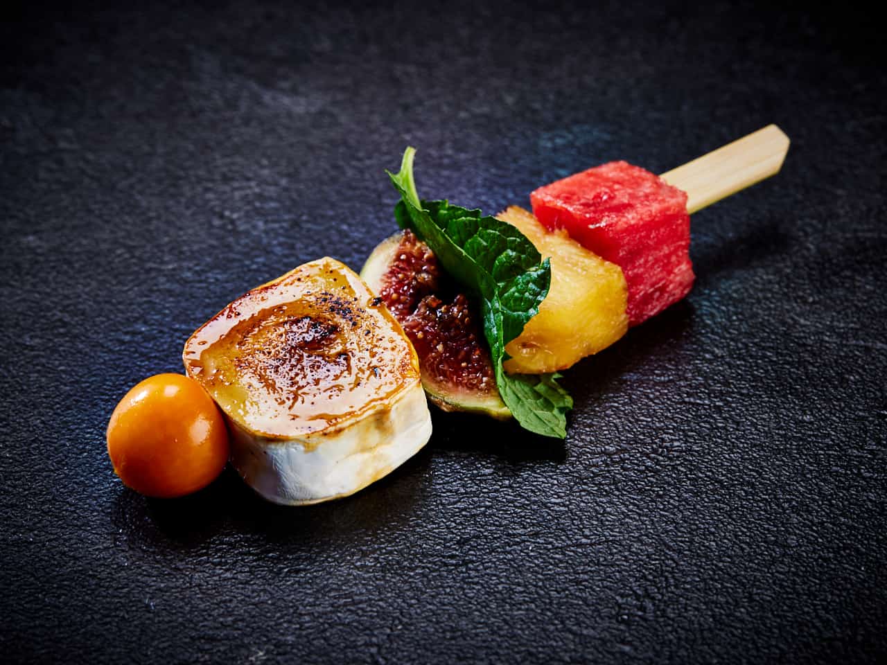 Flambierter Ziegenkäse, Feigen-Frucht Spieß
