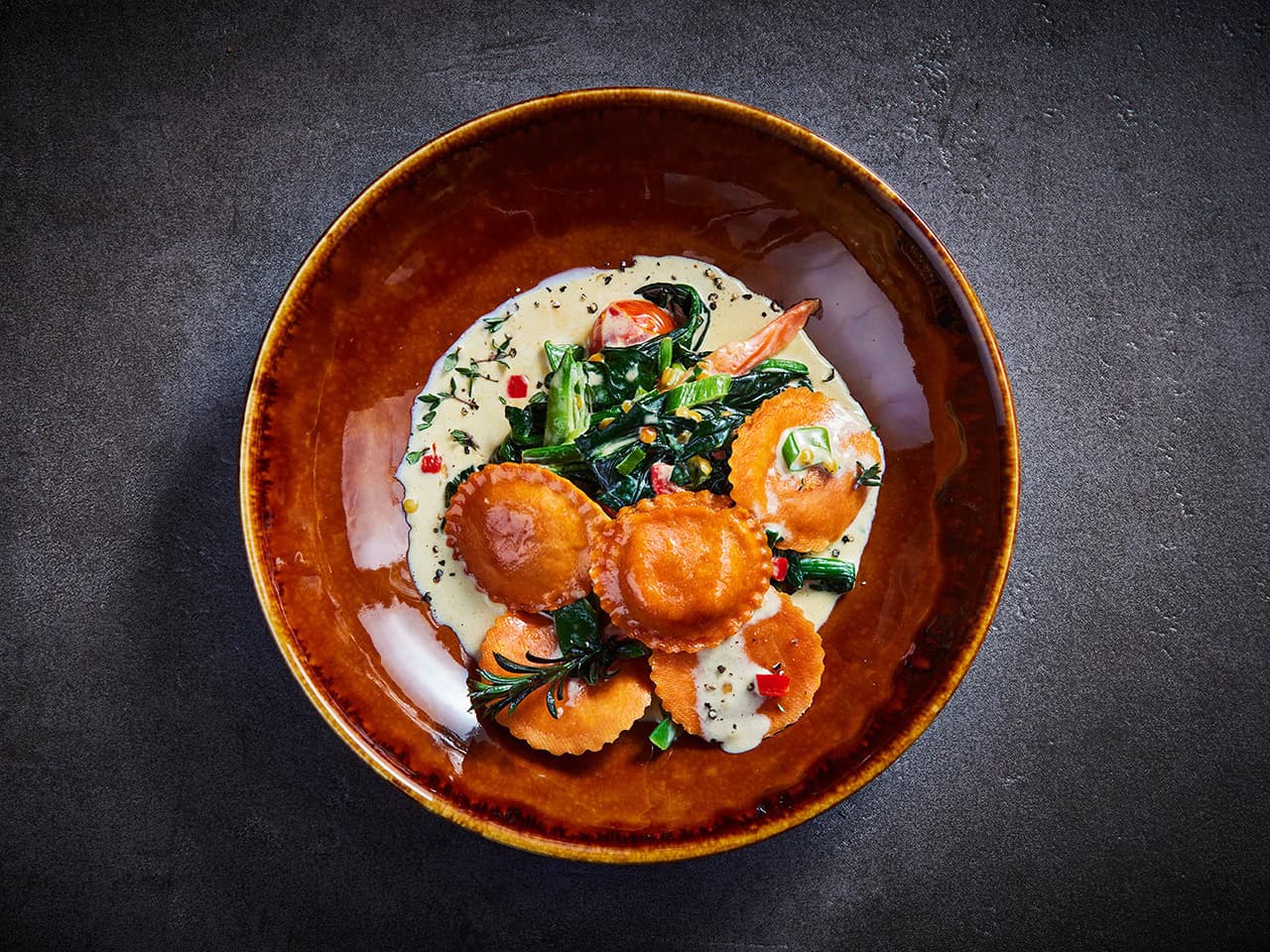 Ricotta-Spinat Ravioli auf Spinatgemüse