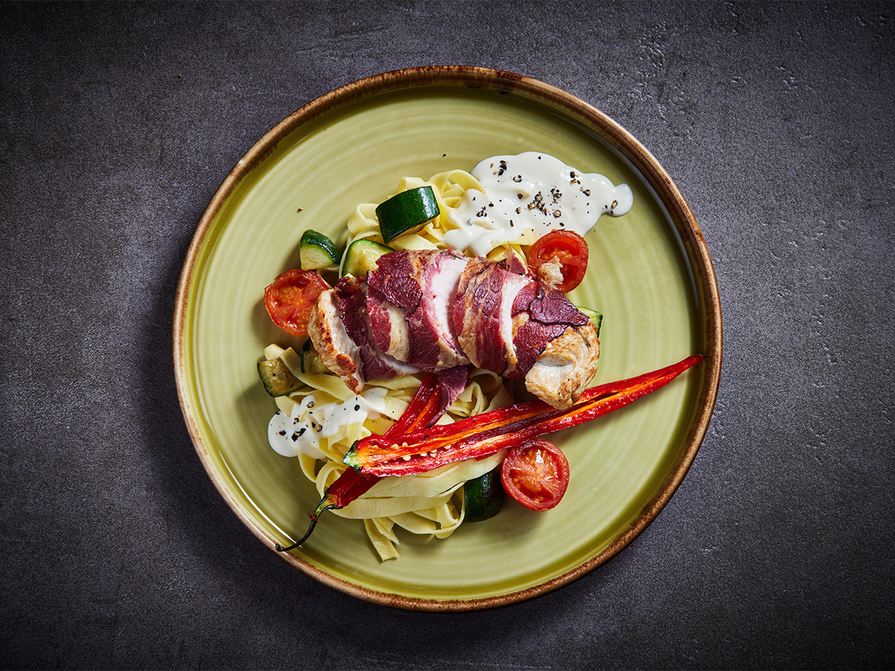 Saltimbocca von der Landpute mit Tagliatelle und Sahnesauce