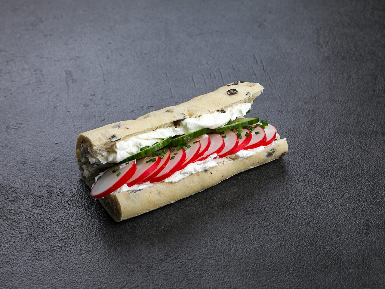 Tomatenbrotstulle mit Radieschen 4er