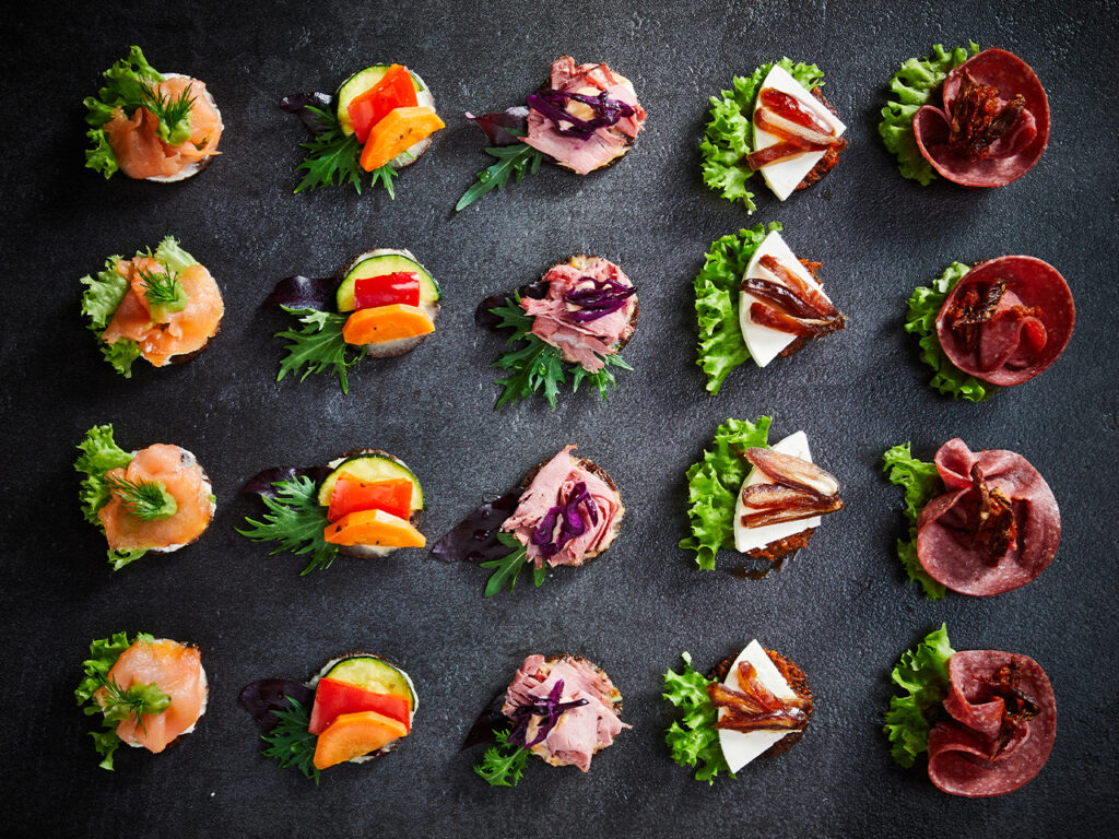 Canapés mit Pumpernickel - 20er Variation