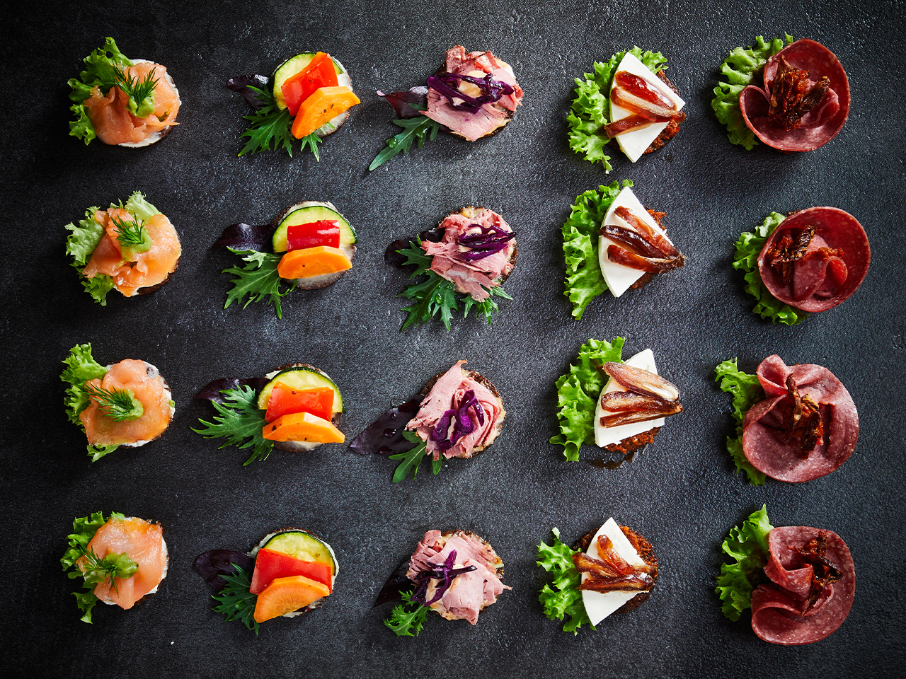 Canapés mit Pumpernickel - 20er Variation