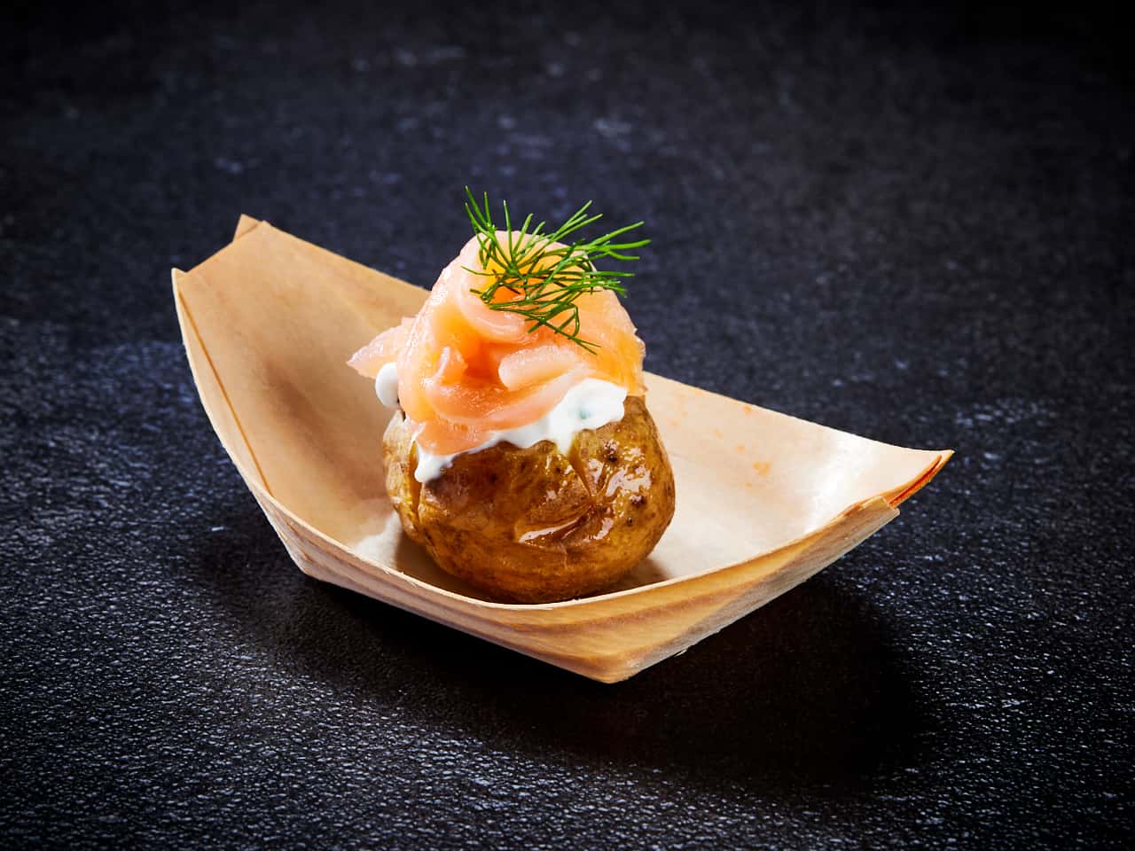 Mini Backkartoffel mit Sour creme und Räucherlachs