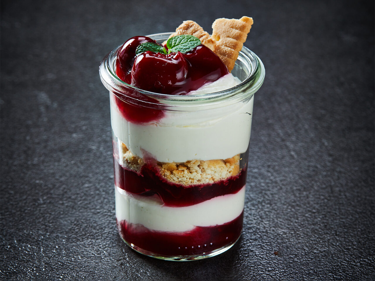 _Cheesecake Dessert mit Kirschgrütze