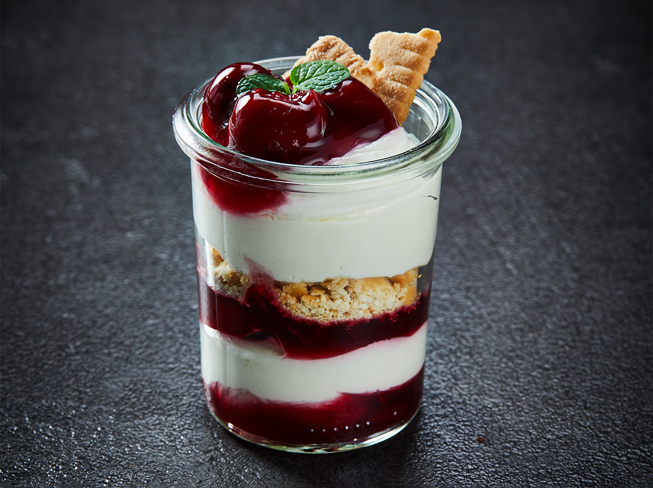 _Cheesecake Dessert mit Kirschgrütze