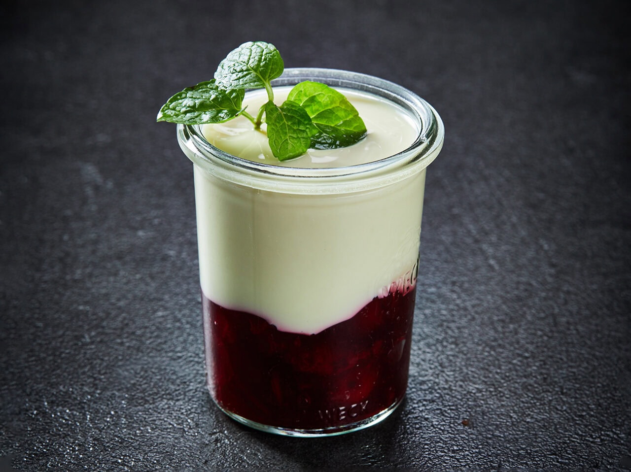 _Rote Grütze mit Vanillesauce