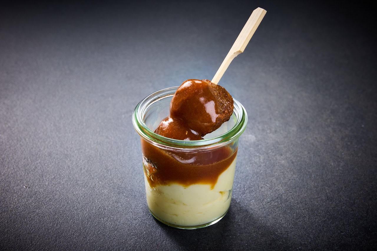 Appetizer Köttbullar mit Preiselbeeren