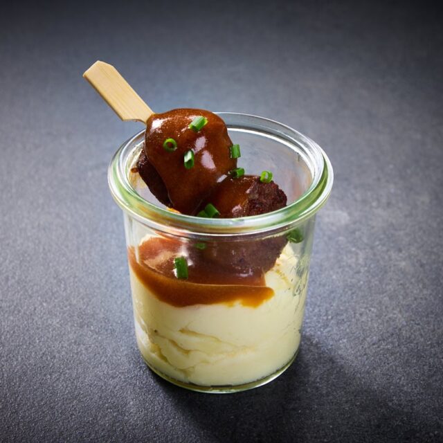 Appetizer Veganer Köttbullar mit Preiselbeeren