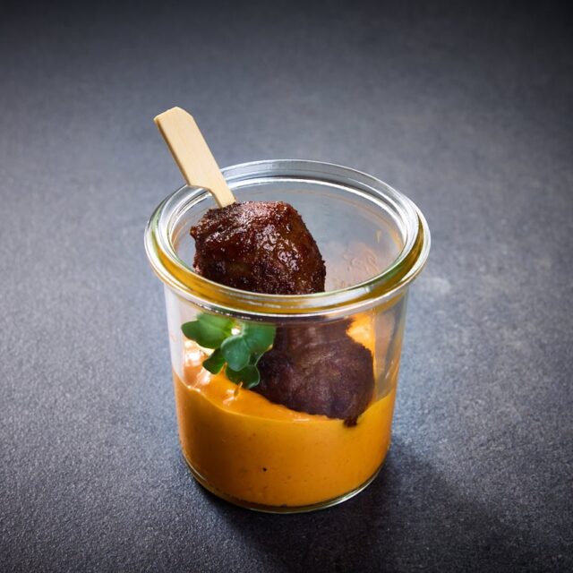 Appetizer spanischer Albondigas mit Mojo Rojo