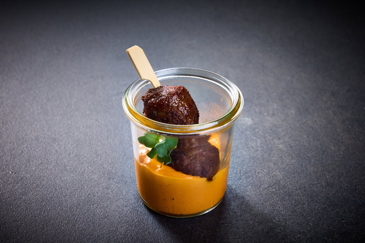 Appetizer spanischer veganer Albondigas mit Mojo Rojo