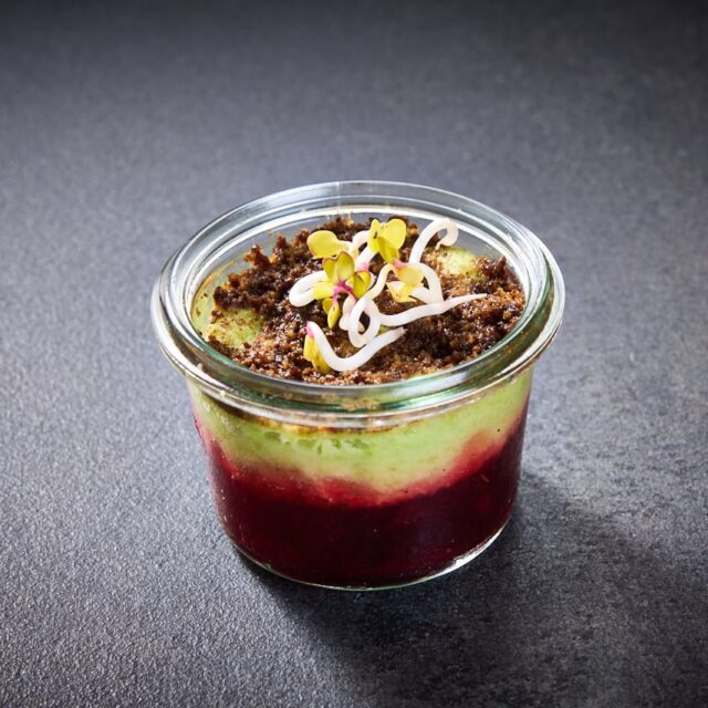 Erbsencreme mit Kokos und roter Beete im Glas