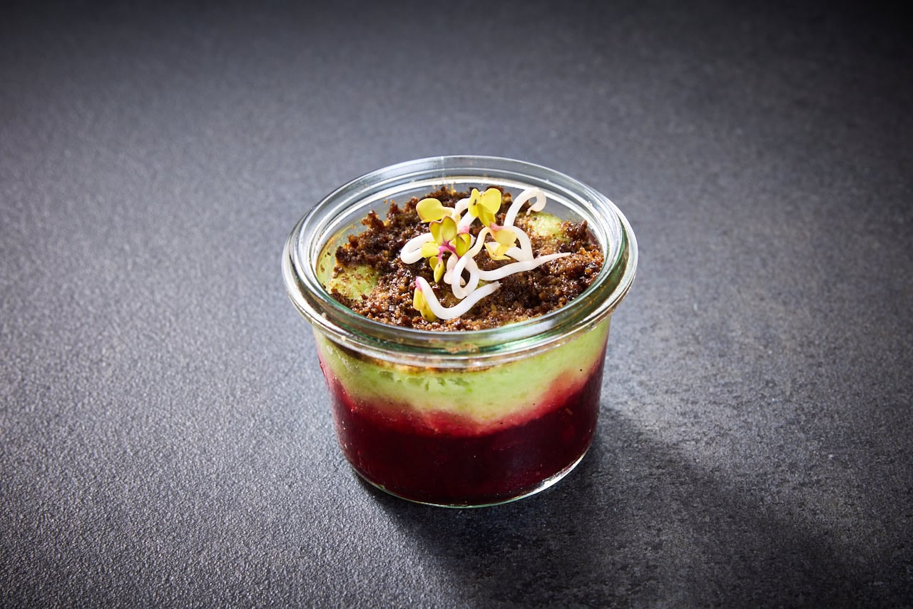 Erbsencreme mit Kokos und roter Beete im Glas