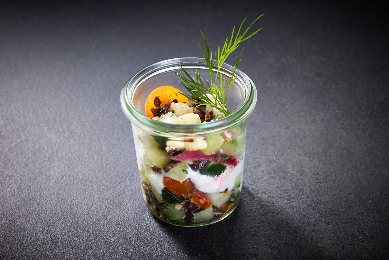 Griechischer Risonisalat mit schwarzem Reis im Glas