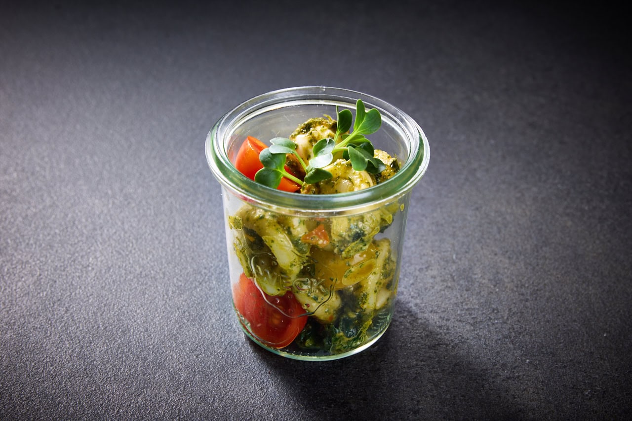 Mediterraner Nudelsalat "Caprese" mit Mozzarella im Glas