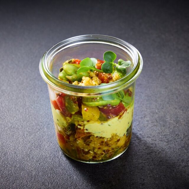 Orientalischer Quinoa Salat mit grünem Curry im Glas