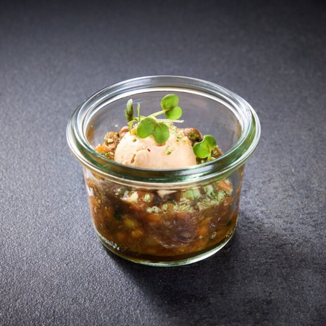Rote Linsen mit einer Praline aus Räucherforellenmousse im Glas