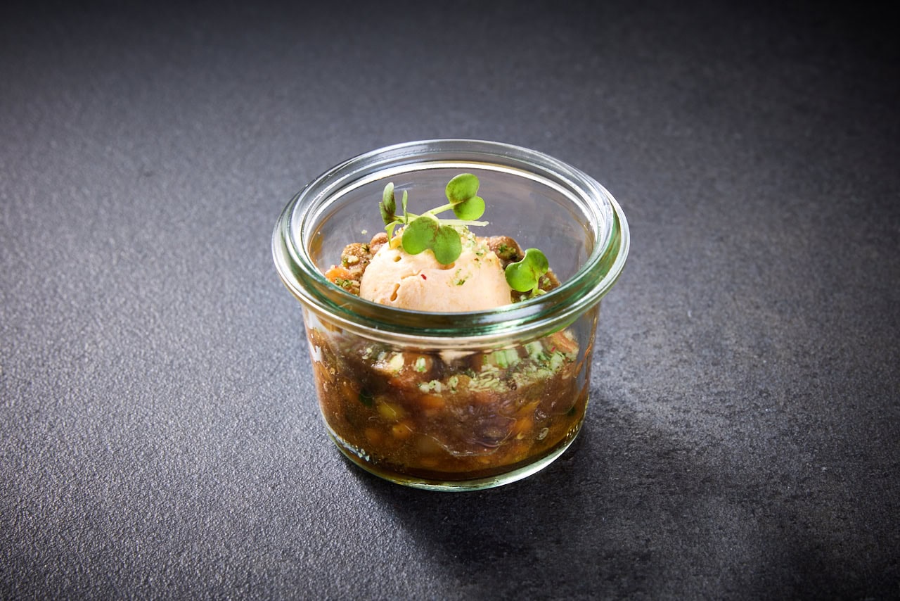 Rote Linsen mit einer Praline aus Räucherforellenmousse im Glas