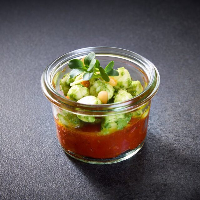 Tomatenkompott mit Mini-Mozzarella im Glas