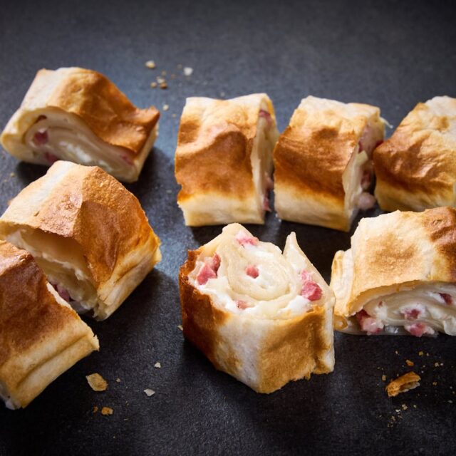 Flammkuchenröllchen mit Speck und Zwiebeln - 8er