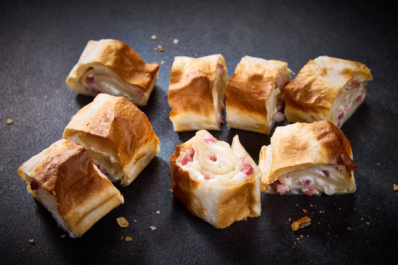 Flammkuchenröllchen mit Speck und Zwiebeln - 8er