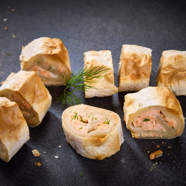 Flammkuchenröllchen mit Lachs und Dill - 8er