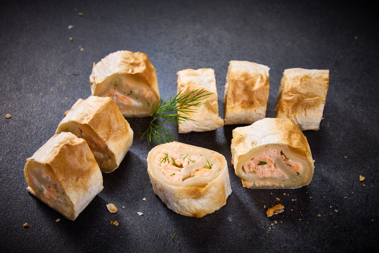 Flammkuchenröllchen mit Lachs und Dill - 8er