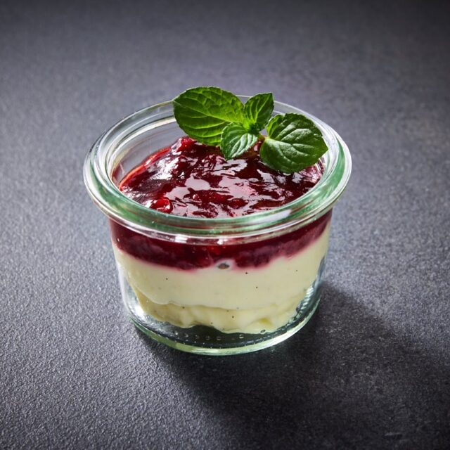 Vegane Vanillecreme mit Brombeerragout im Glas