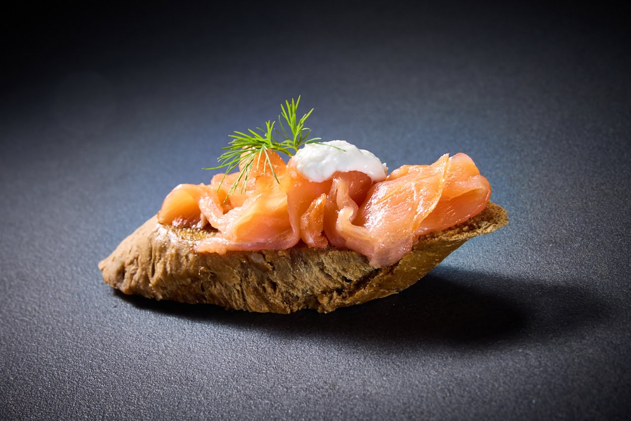 Crostini bites geröstet - Räucherlachs Meerrettich 10er