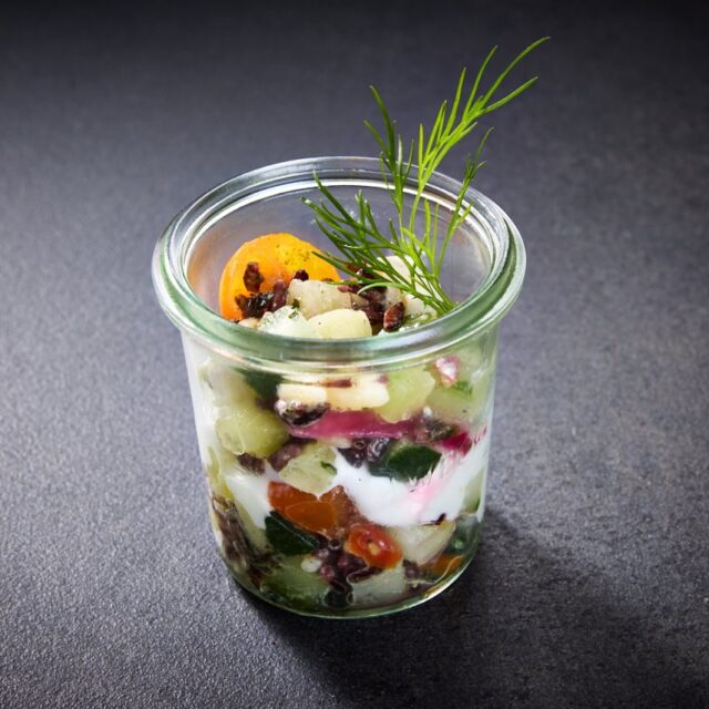 Griechischer Risonisalat mit schwarzem Reis im Glas